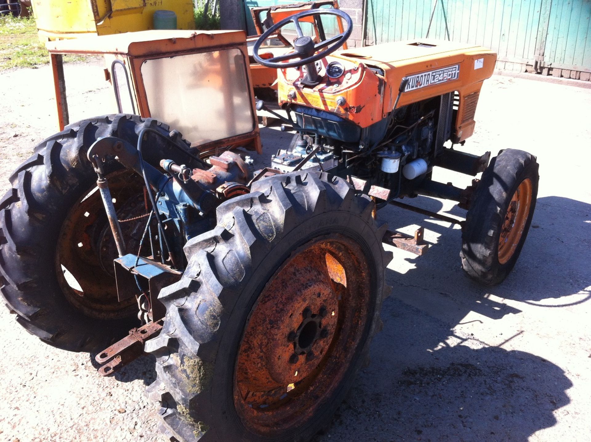 KUBOTA DOUBLE TRACTION L245DT TRACTOR *NO VAT*
 
25 HP ENGINE
4 WHEEL DRIVE
HIGH AND LOW RANGE - Image 10 of 12