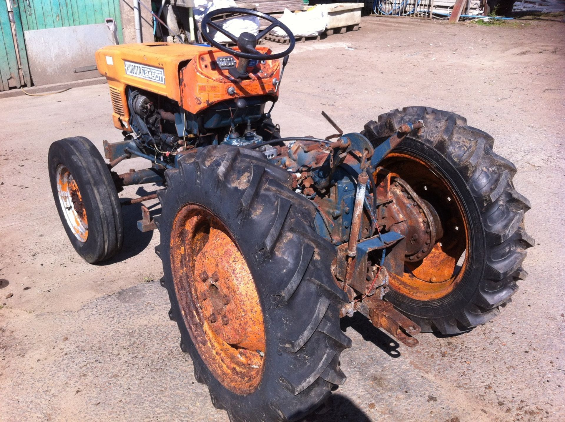 KUBOTA DOUBLE TRACTION L245DT TRACTOR *NO VAT*
 
25 HP ENGINE
4 WHEEL DRIVE
HIGH AND LOW RANGE - Image 8 of 12