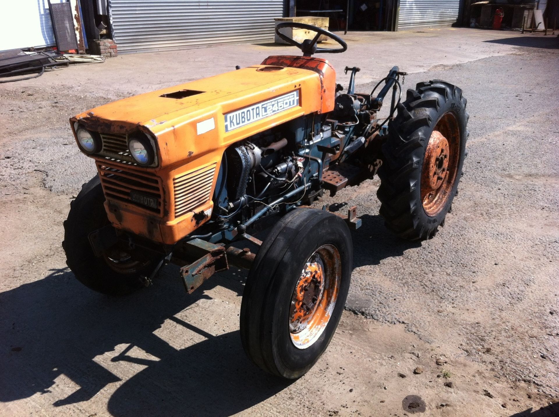 KUBOTA DOUBLE TRACTION L245DT TRACTOR *NO VAT*
 
25 HP ENGINE
4 WHEEL DRIVE
HIGH AND LOW RANGE - Image 4 of 12