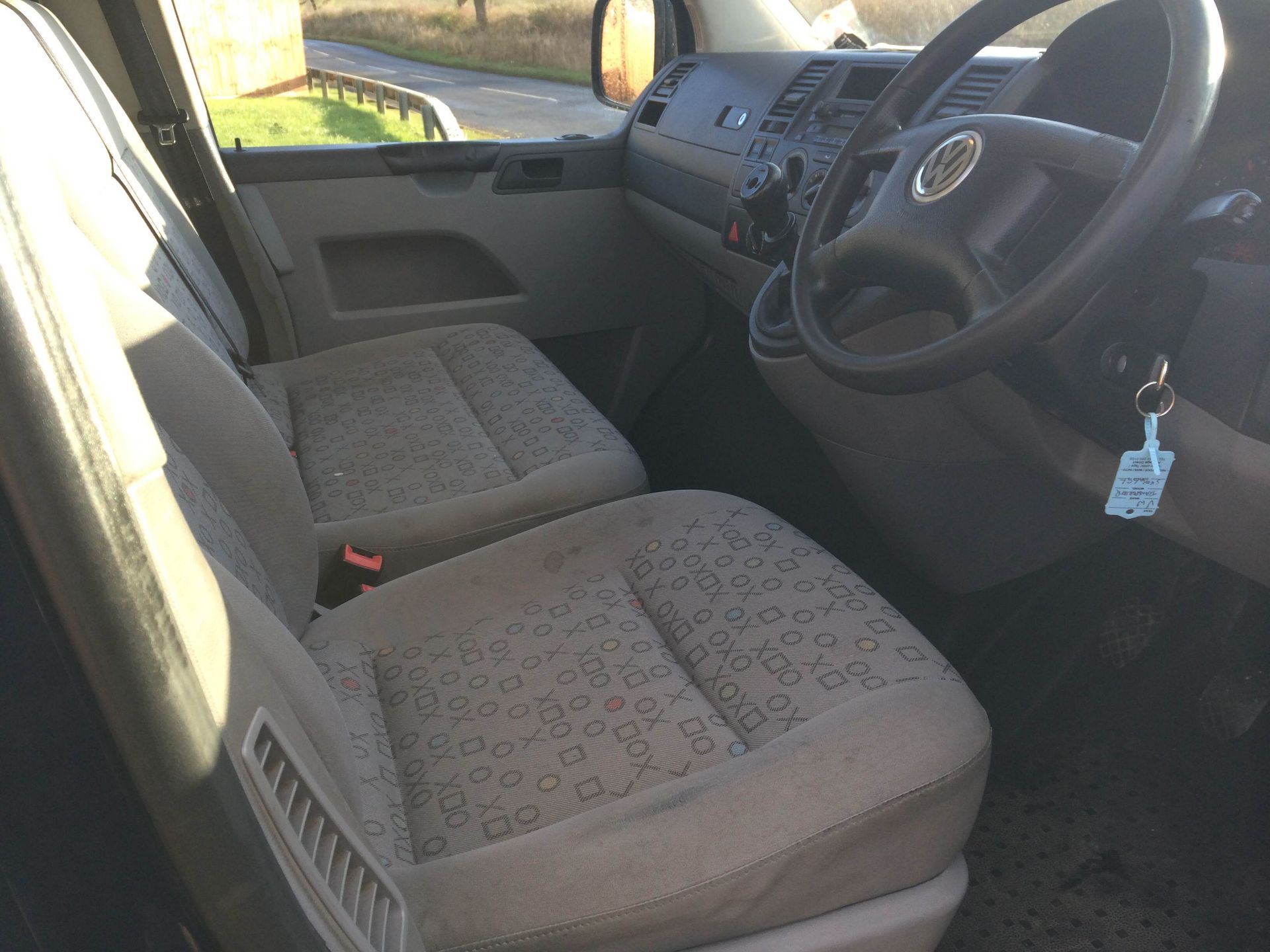 2006/06 REG VOLKSWAGEN TRANSPORTER T30 130 TDI LWB 9 SEAT SHUTTLE BUS - Image 6 of 11