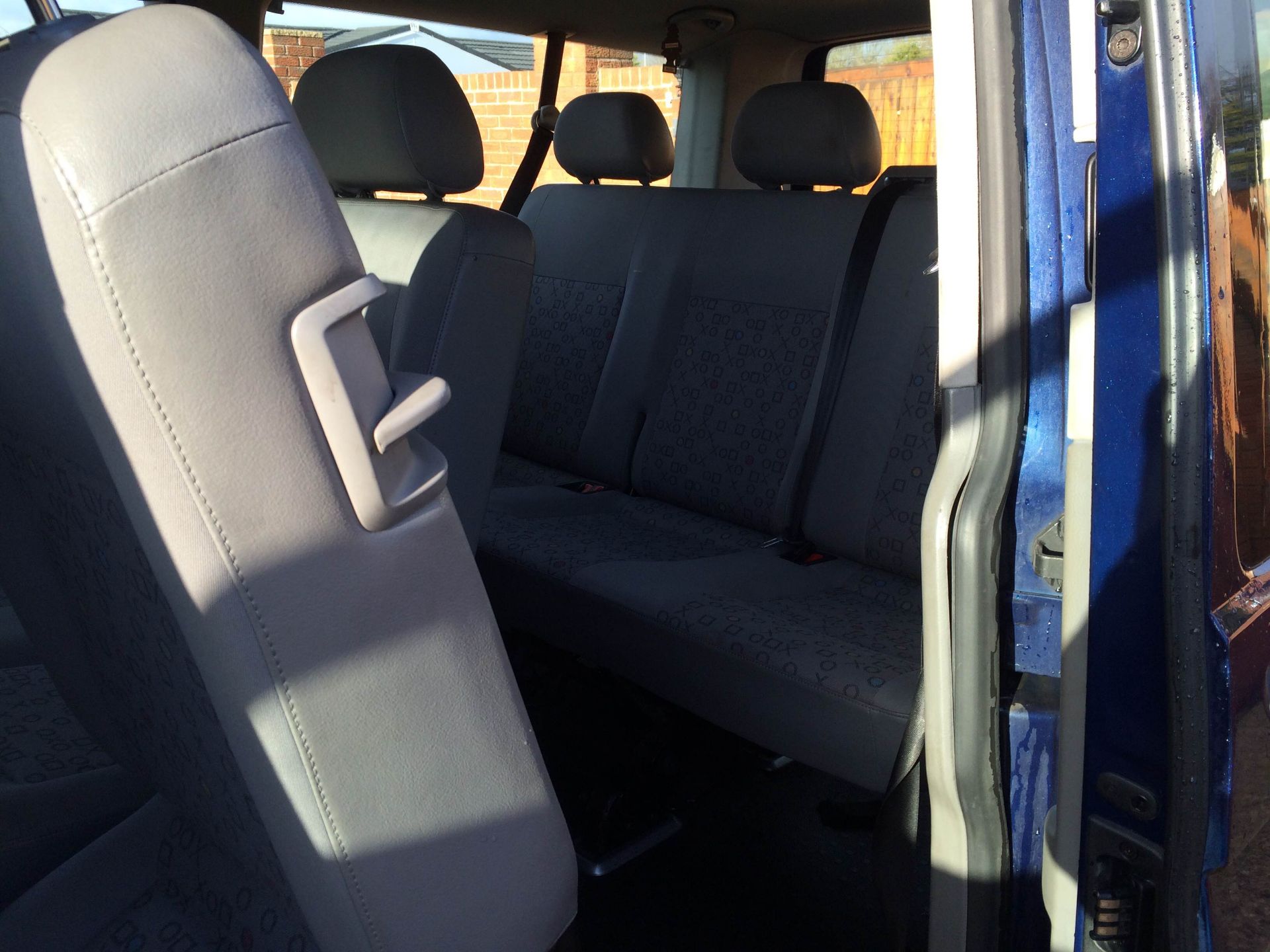 2006/06 REG VOLKSWAGEN TRANSPORTER T30 130 TDI LWB 9 SEAT SHUTTLE BUS - Image 8 of 11