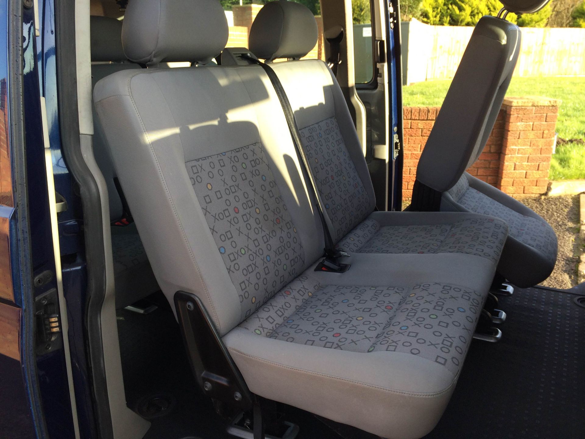 2006/06 REG VOLKSWAGEN TRANSPORTER T30 130 TDI LWB 9 SEAT SHUTTLE BUS - Image 9 of 11