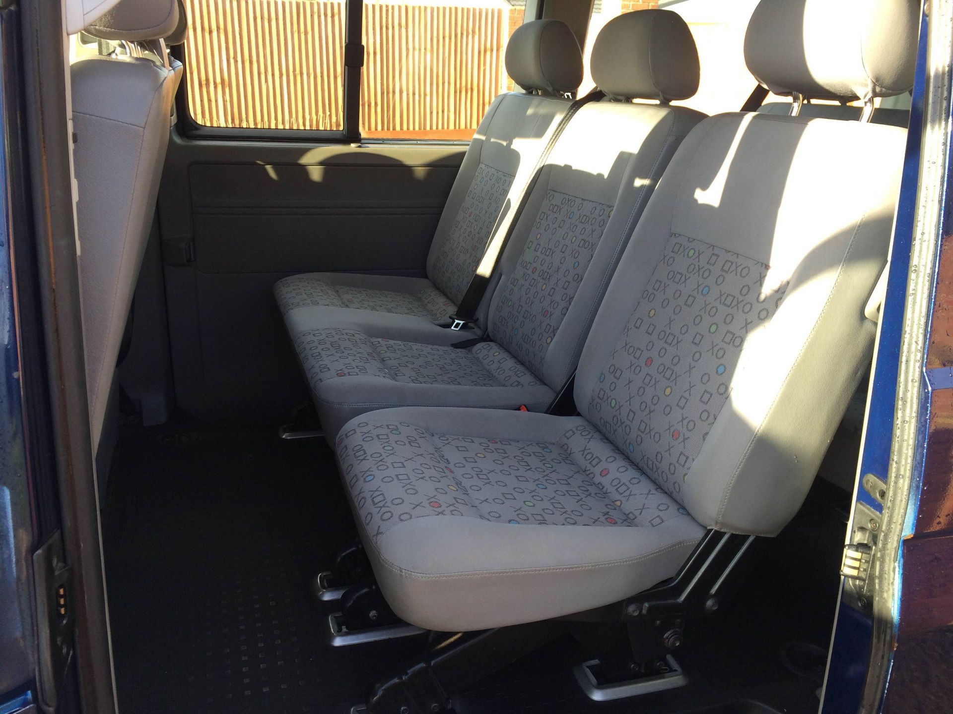 2006/06 REG VOLKSWAGEN TRANSPORTER T30 130 TDI LWB 9 SEAT SHUTTLE BUS - Image 7 of 11