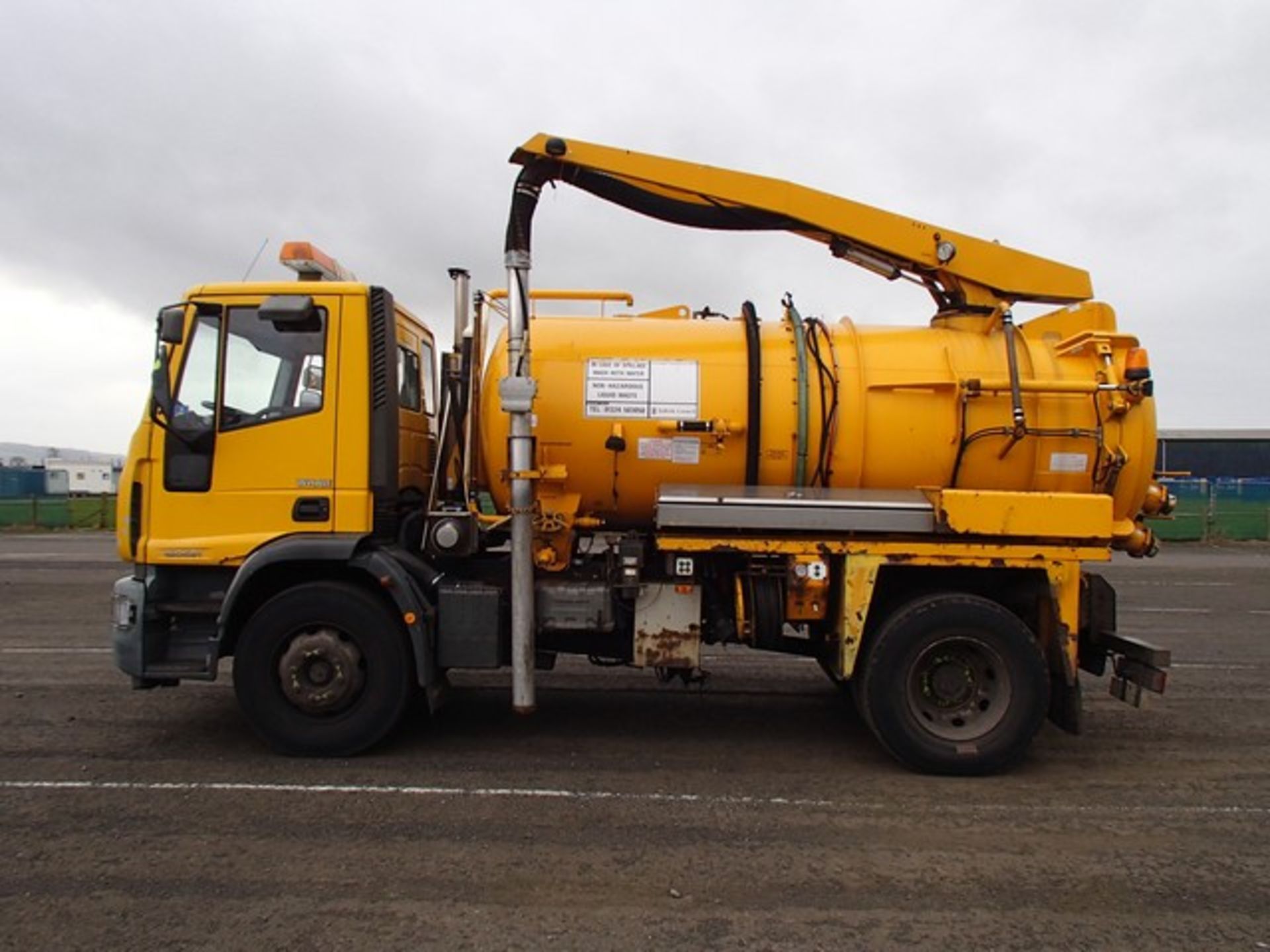 IVECO EUROCARGO - 5880cc
Body: 2 Dr Truck
Color: Yellow
First Reg: 01/01/2005
Doors: 2
MOT: 31/10/ - Image 3 of 15