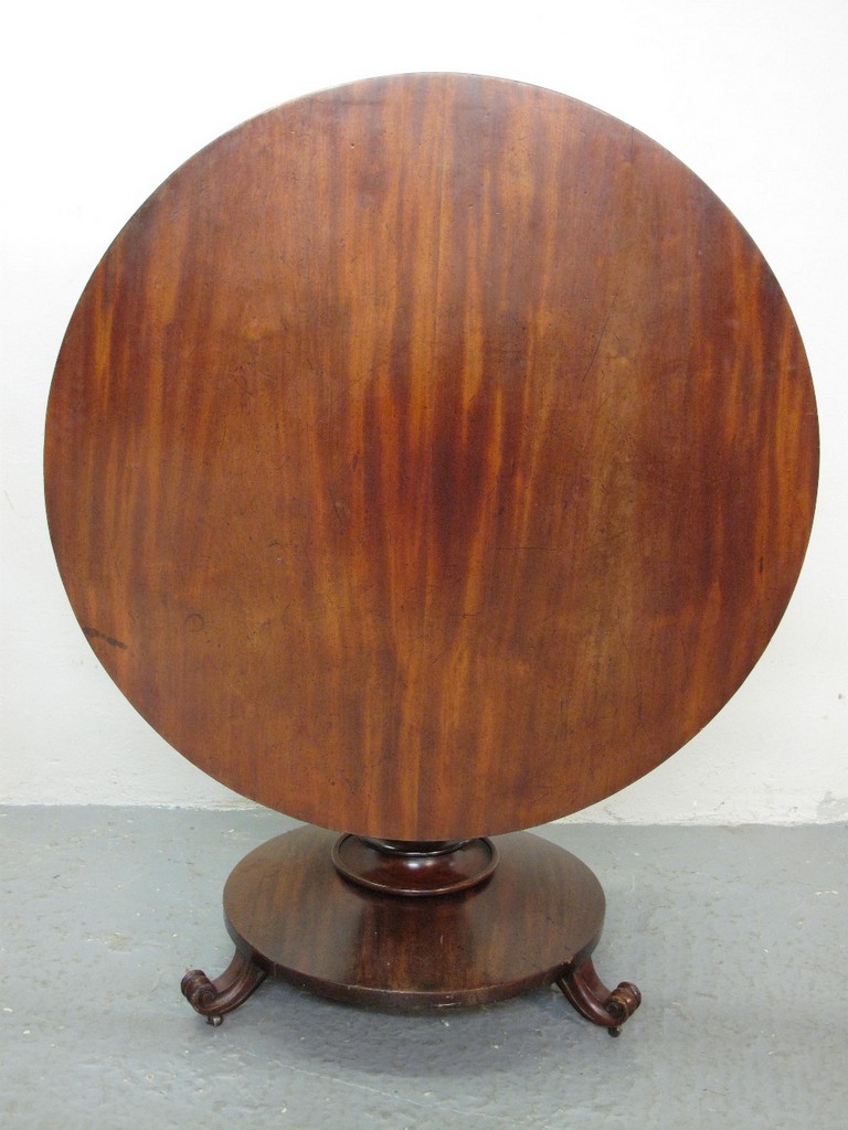 VICTORIAN MAHOGANY CIRCULAR TIP TOP PEDESTAL DINING TABLE having plane tapering turned pedestal on