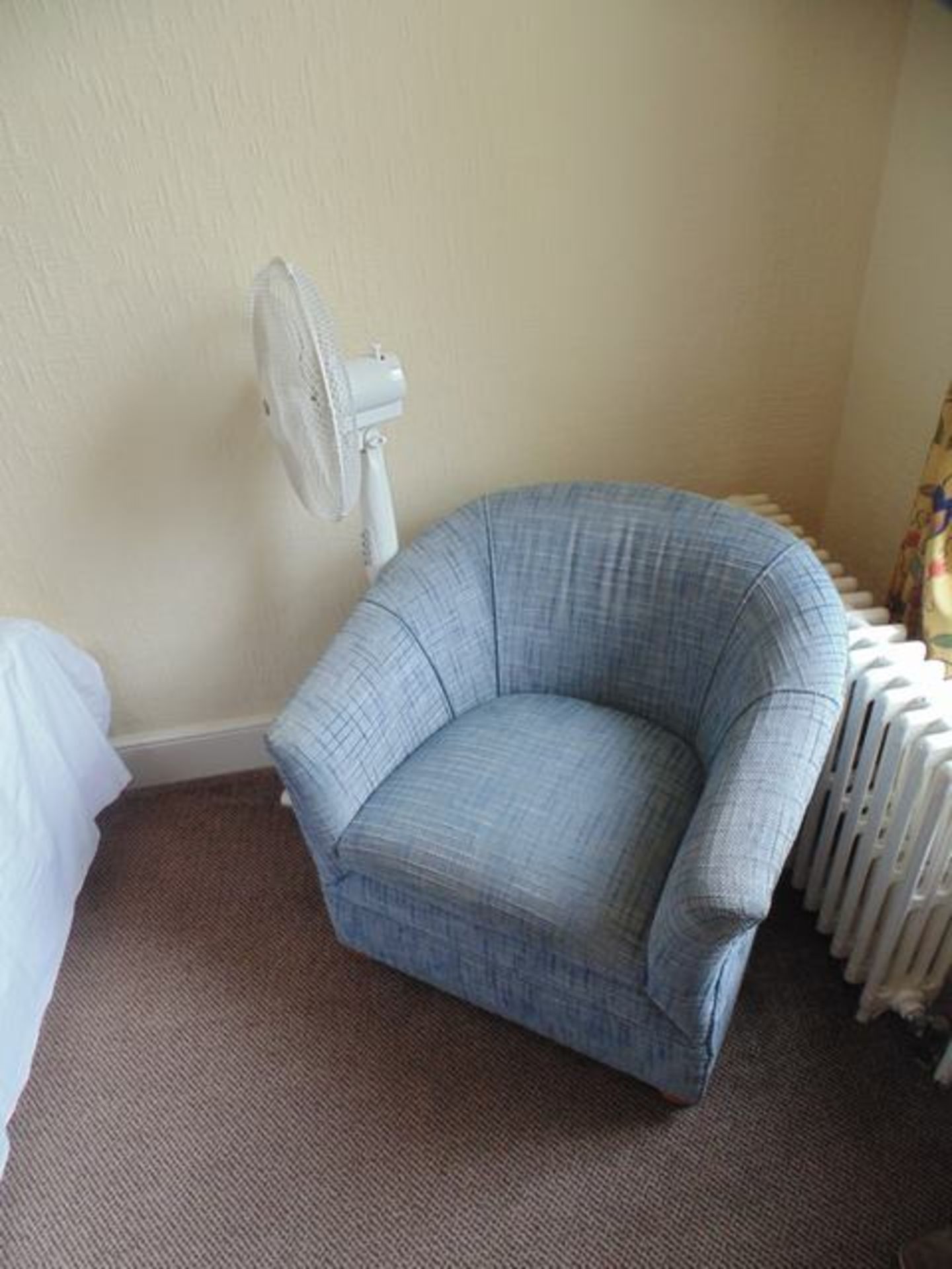 Content of Room 20  comprising of double bed and headboard, nightstand, wardrobe, desk and chair, - Image 2 of 5