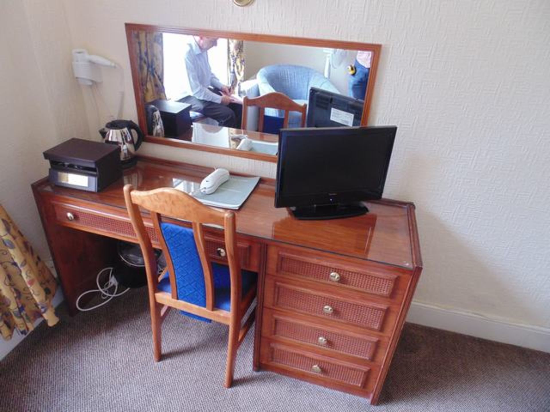 Content of Room 20  comprising of double bed and headboard, nightstand, wardrobe, desk and chair, - Image 3 of 5