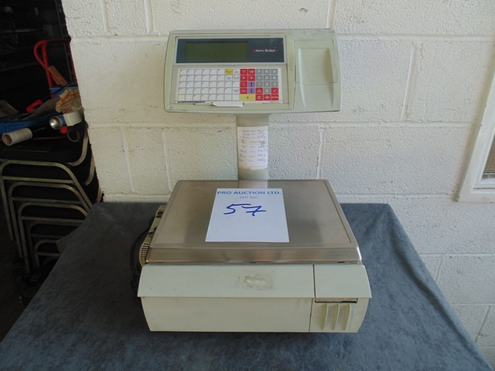 Avery berkel M400 Retail system scale with column-mounted display, keyboard and label / receipt