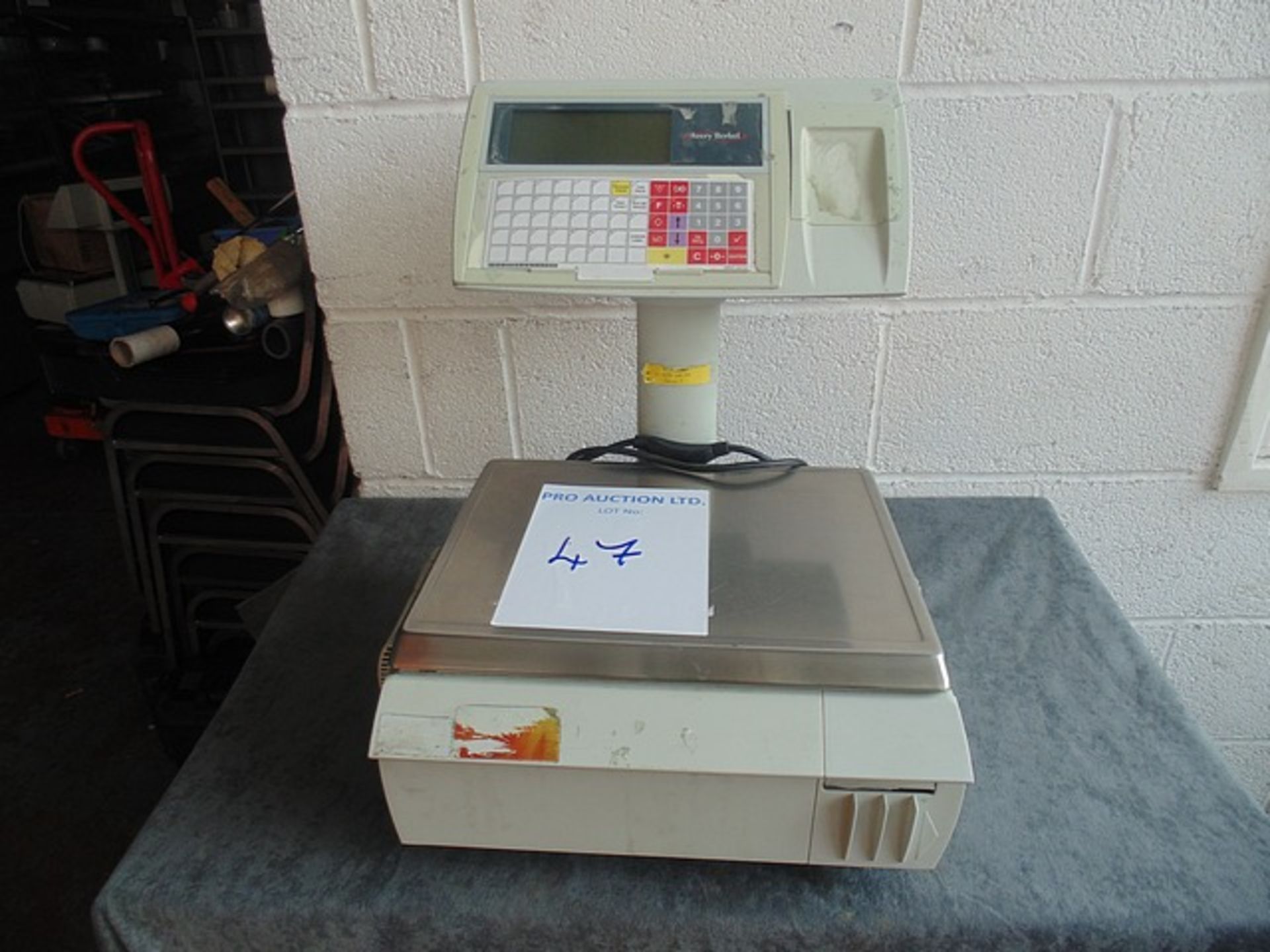 Avery berkel M400 Retail system scale with column-mounted display, keyboard and label / receipt