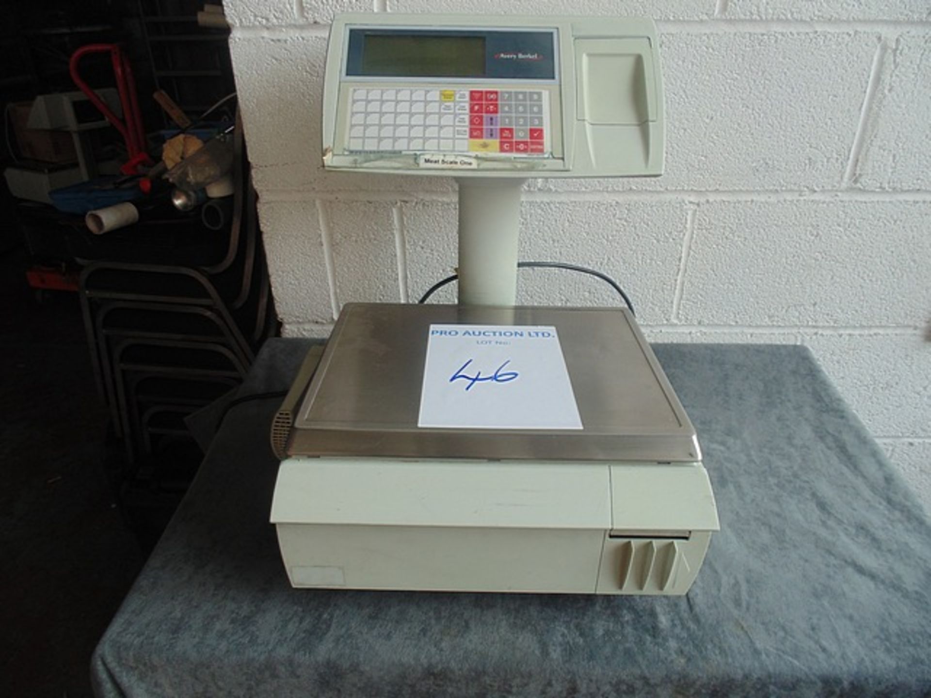 Avery berkel M400 Retail system scale with column-mounted display, keyboard and label / receipt