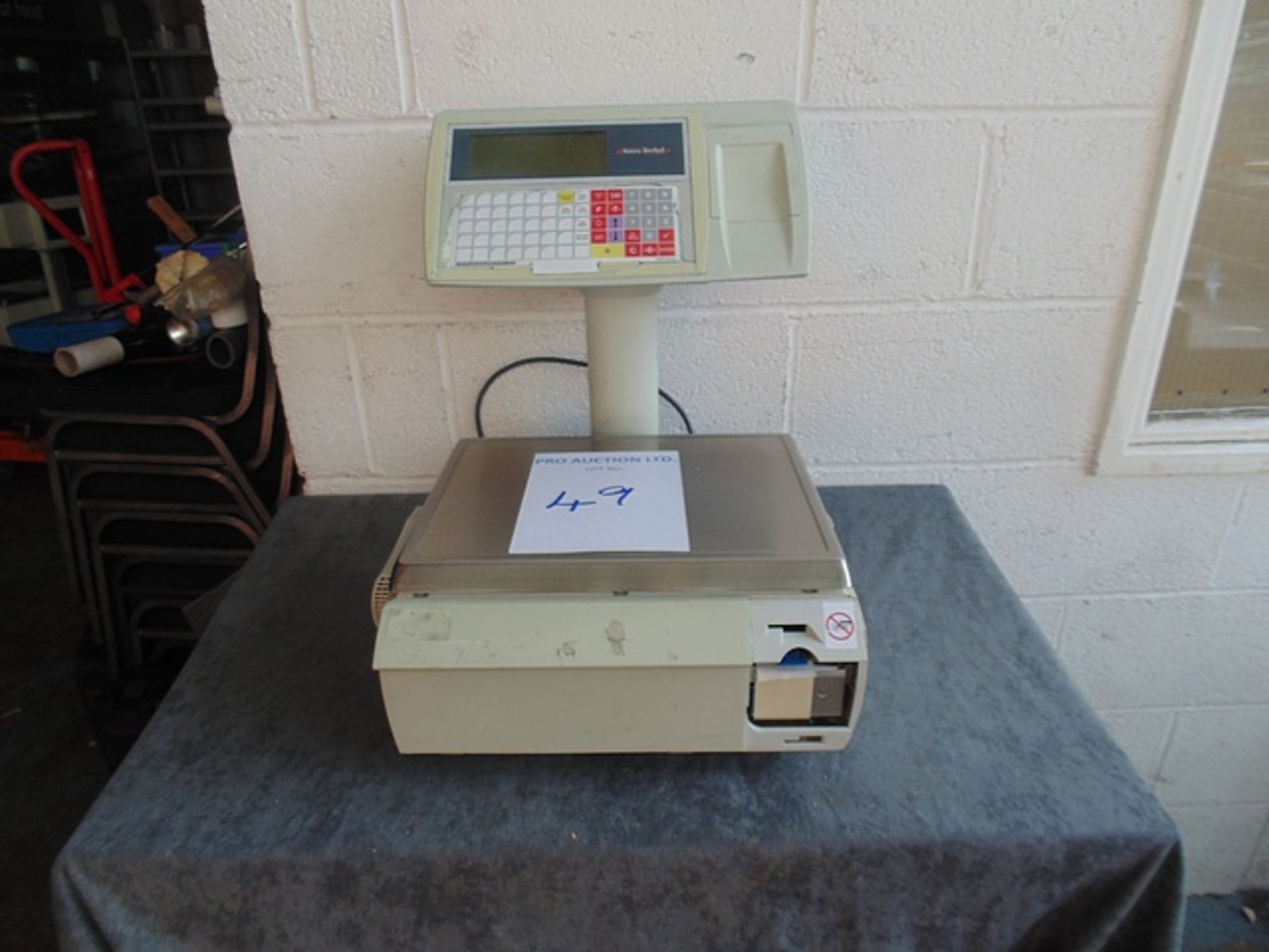 Avery berkel M400 Retail system scale with column-mounted display, keyboard and label / receipt