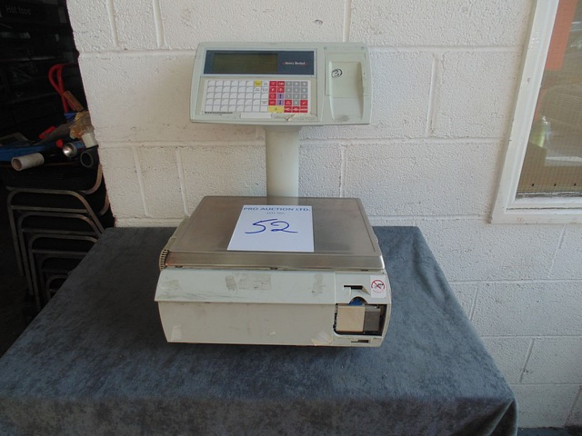 Avery berkel M400 Retail system scale with column-mounted display, keyboard and label / receipt