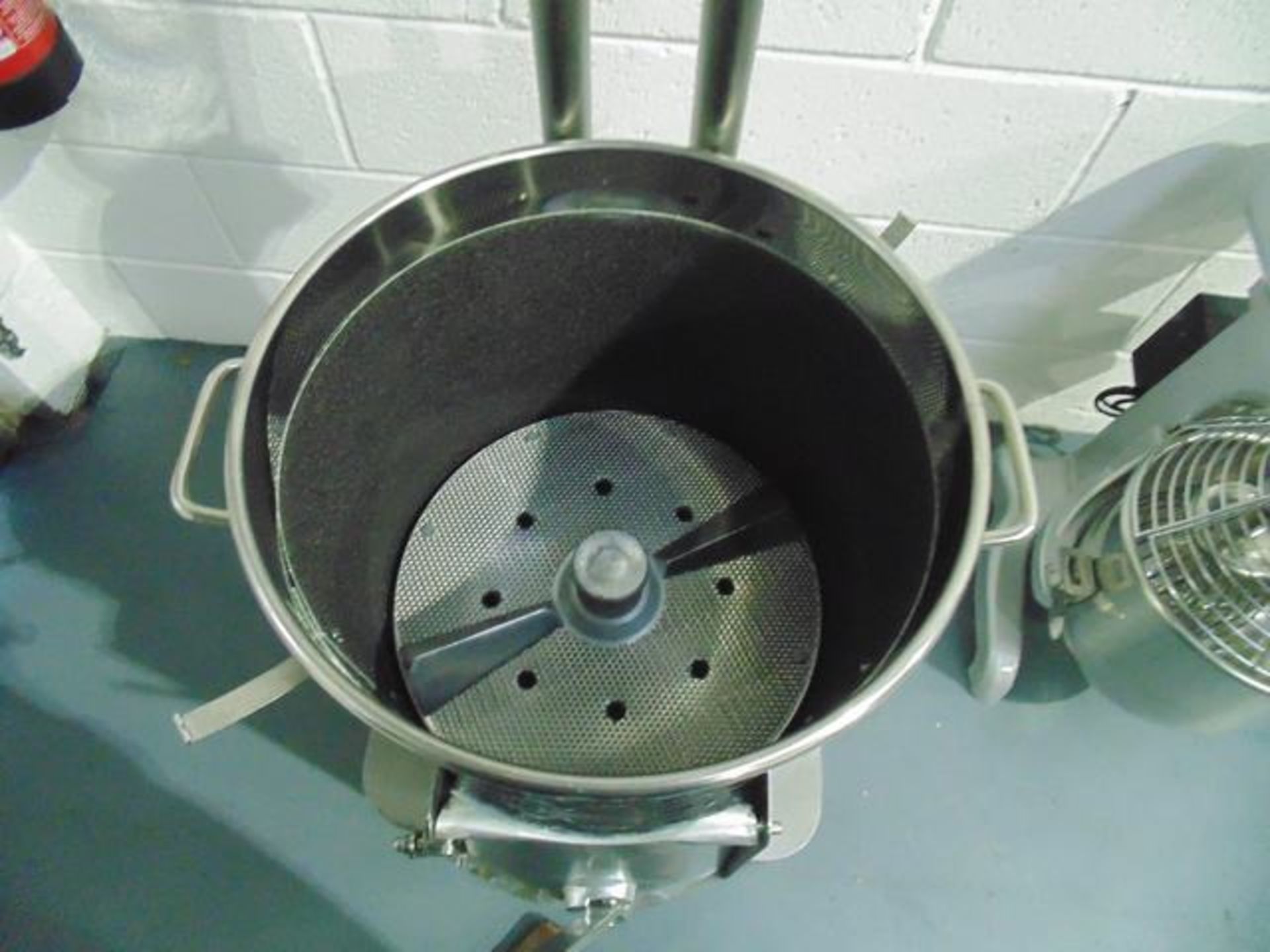 Commercial potato peeler floor standing capacity:400kgs per hour (880LB) the abrasive is highly - Image 3 of 4