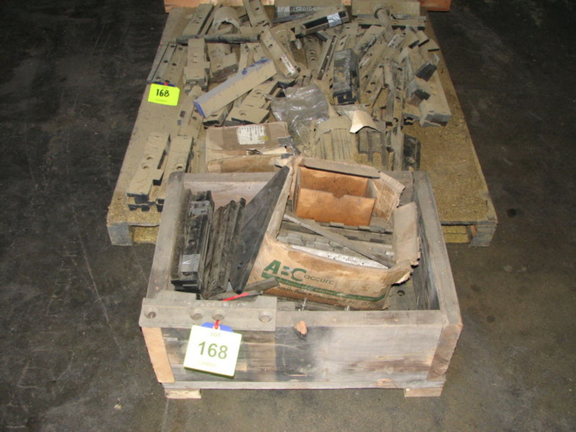 [Lot] Miscellaneous screw press parts, liners, key bars, (2) crates, (1) pallet