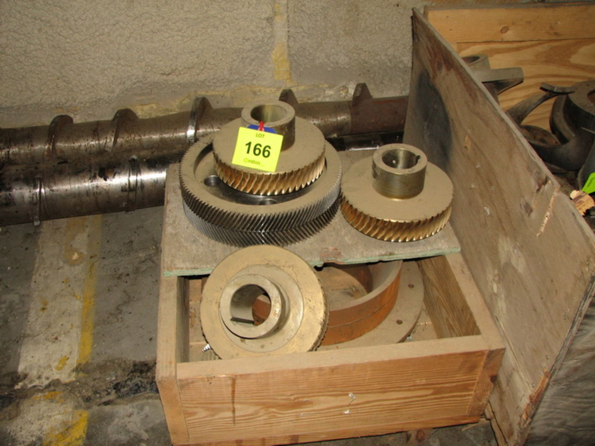 [Lot] Miscellaneous screw press parts, shafts, gears, segments, (2) crates, (1) pallet - Image 2 of 4