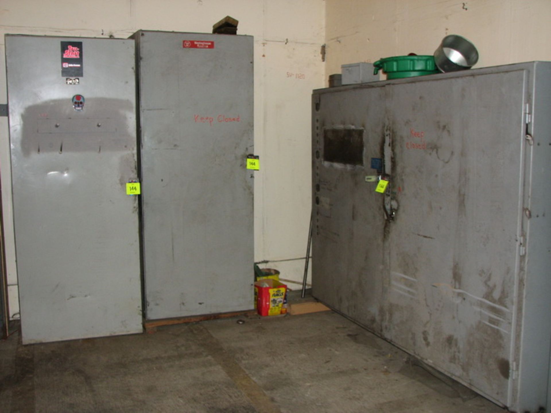 [Lot] (5) Storage cabinets with miscellaneous parts, electrical sprockets, motor, shims - Image 3 of 4