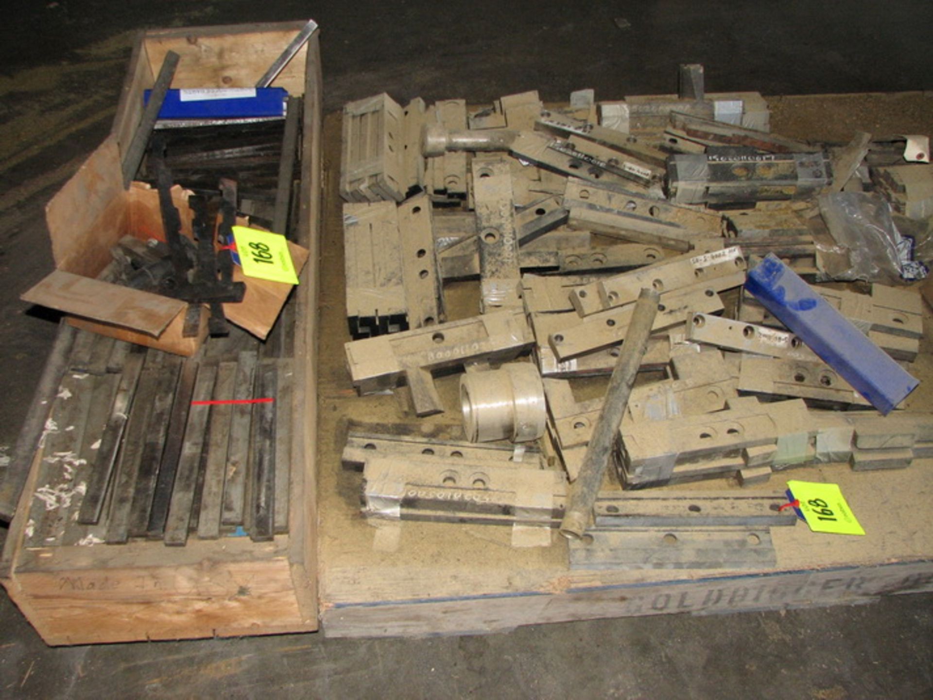 [Lot] Miscellaneous screw press parts, liners, key bars, (2) crates, (1) pallet - Image 2 of 2