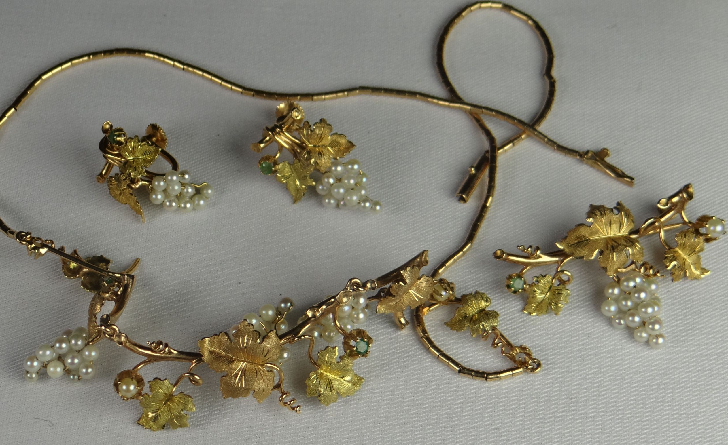 A fine quality believed 18ct yellow gold `grape-vine` suite, comprising necklace, matching brooch