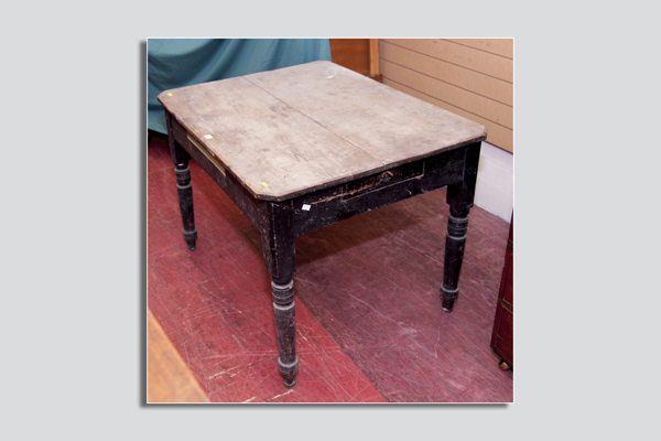 A pine farmhouse table on corner turned supports, 42 x 32.5 ins (107 x 82 cms)