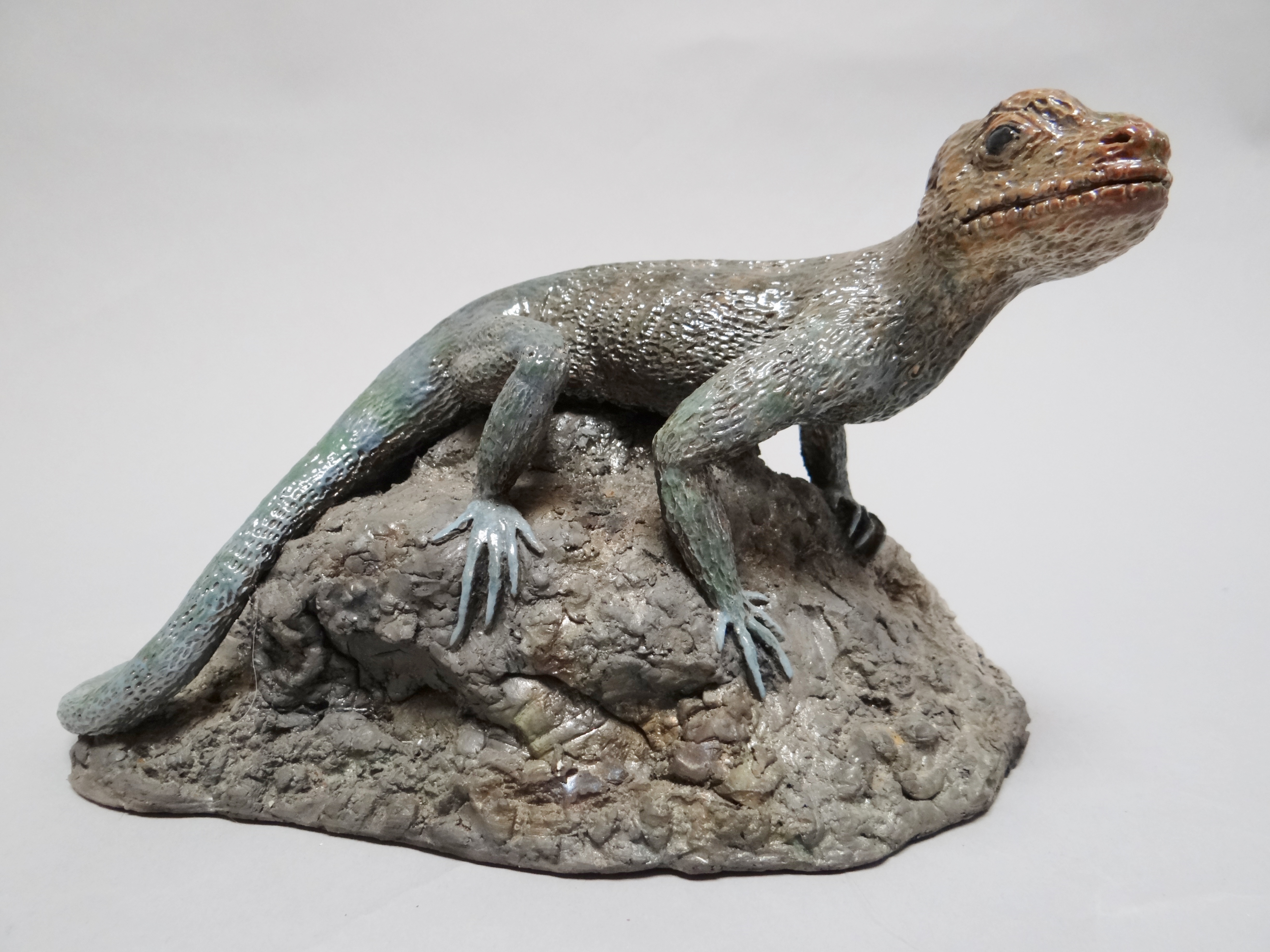 SALLIE WAKLEY ceramic - raku fired ceramic lizard, 6 x 9.75 ins (15 x 25 cms)