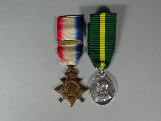 A 1914 Star & Bar to 887 Sq: Q.M. Sjt. W.H.L. Cramond, 1/1 N. Som. Yeo., together with a