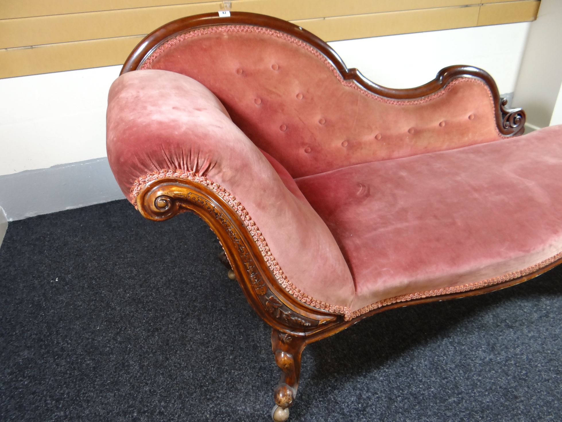 A Victorian mahogany chaise-longue of shapely form, with carved front support and in pink - Bild 2 aus 2