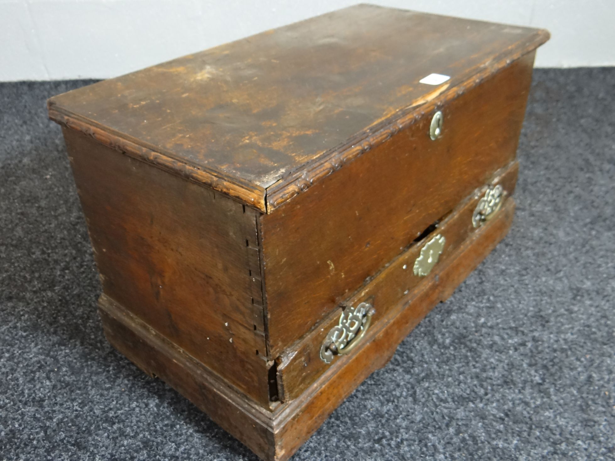 A late eighteenth century oak Welsh coffer-bach, with single base drawer and with original brass - Bild 2 aus 2