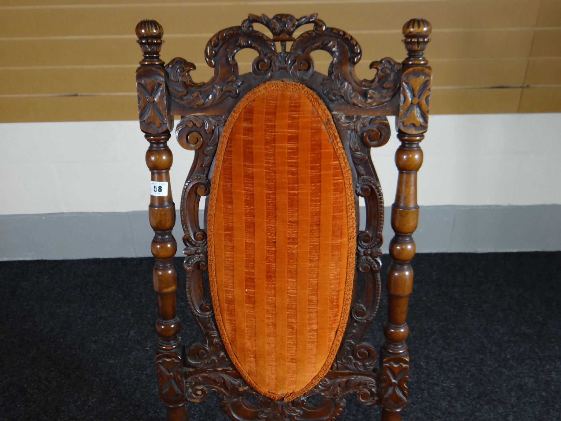 A Victorian carved hall chair with upholstered cushion seat and oval cushion back on turned and - Bild 2 aus 2