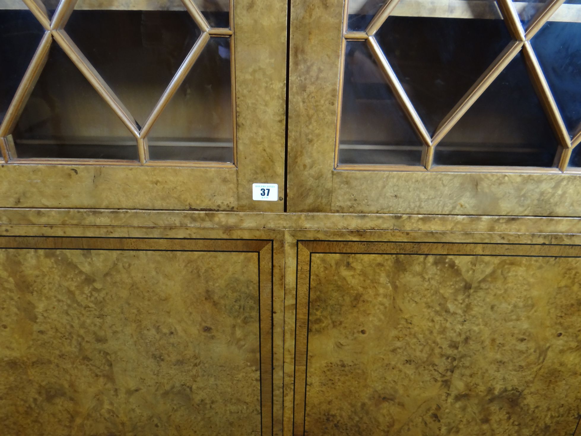 A fine quality Edwardian cross-banded walnut bookcase cupboard, the upper section with two diamond- - Bild 2 aus 2