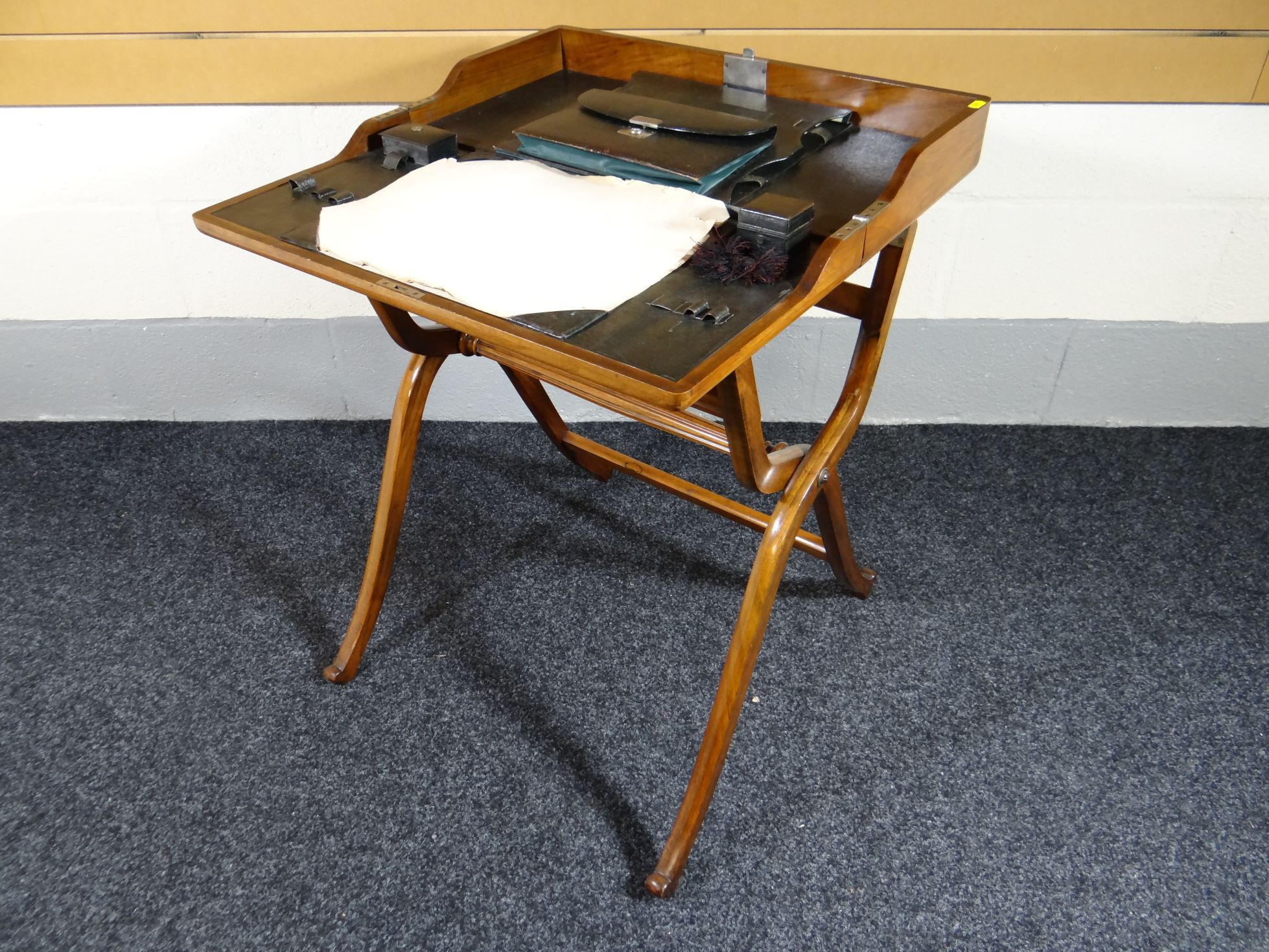 An Edward VII folding mahogany campaign writing-desk on elegant cross-supports and with fluted - Bild 2 aus 2