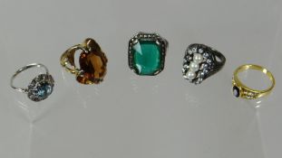 Five various white / yellow metal dress rings