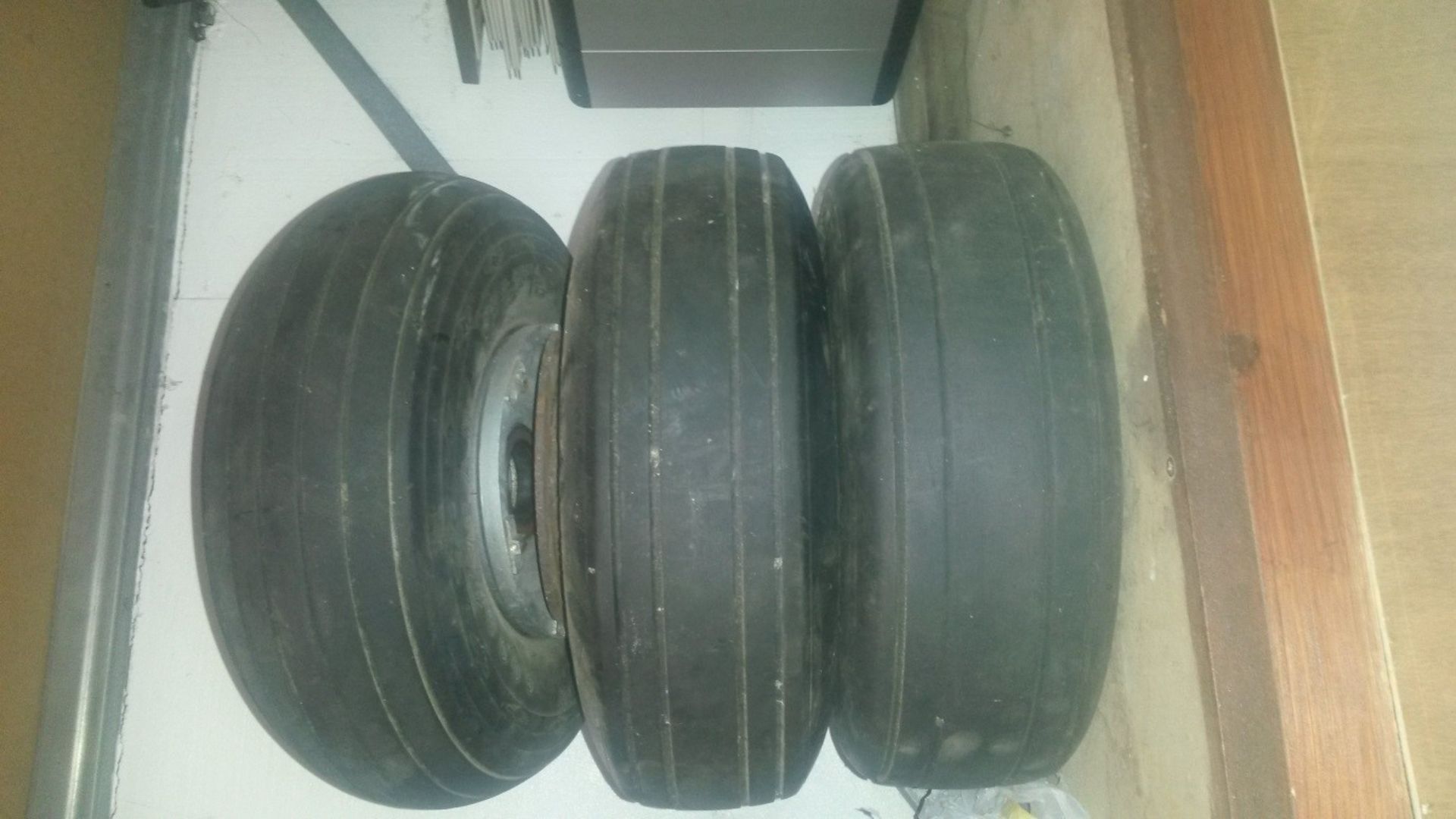 (3) Main Wheels