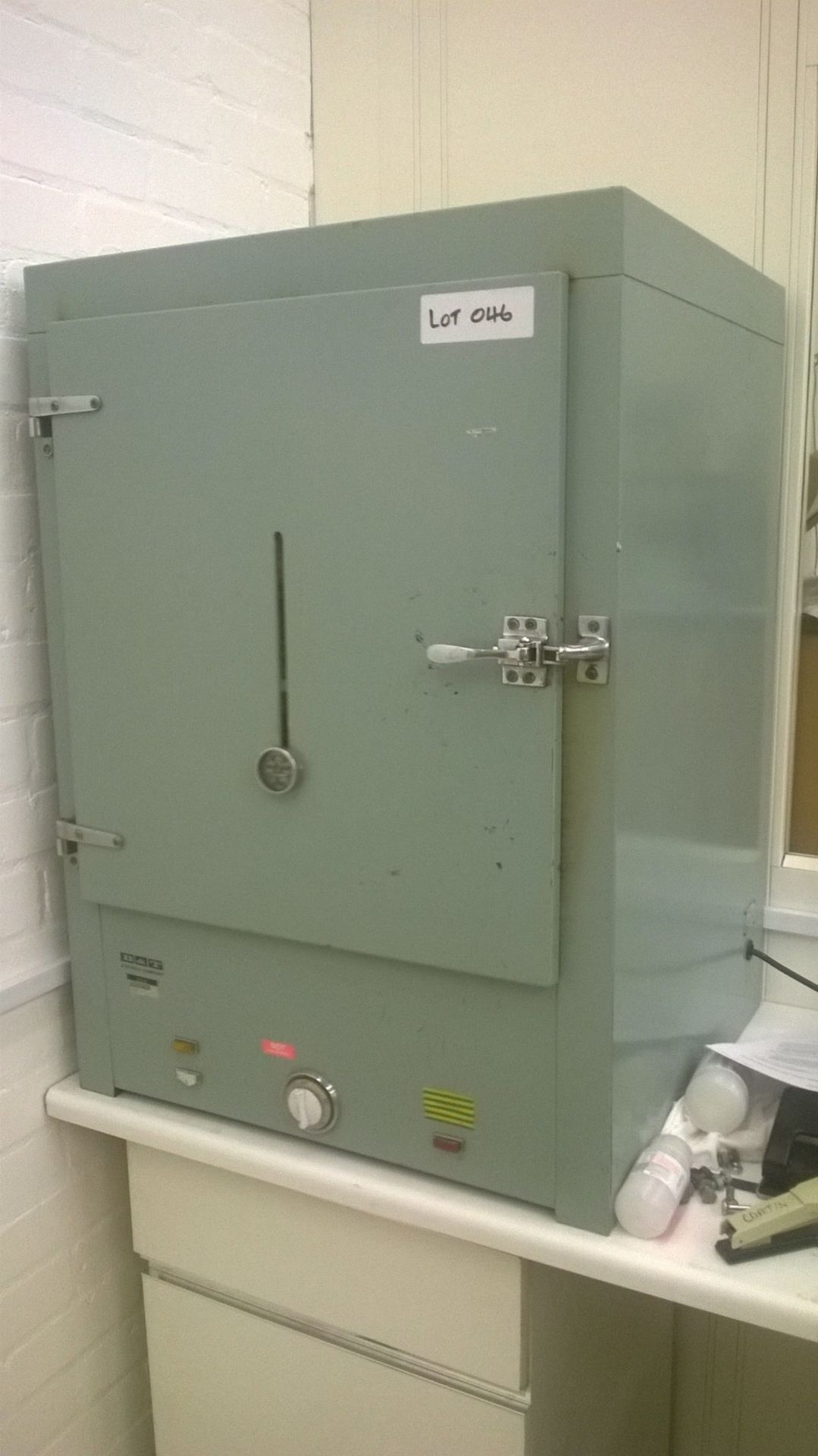 B&T lab oven