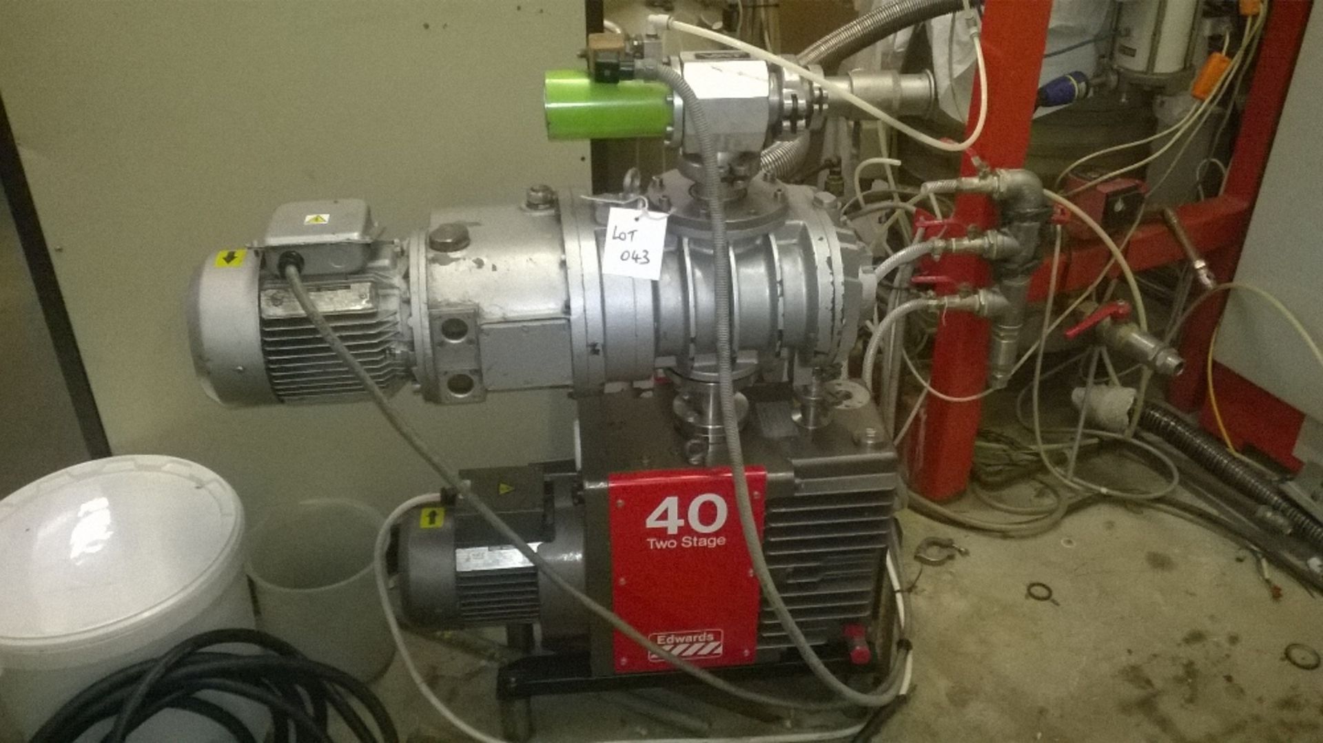 BOC Edwards E2m40 Rotary Vane Vacuum Pump & EH500A Mechanical Booster
 
Vacuum Pump:
Model E2m40