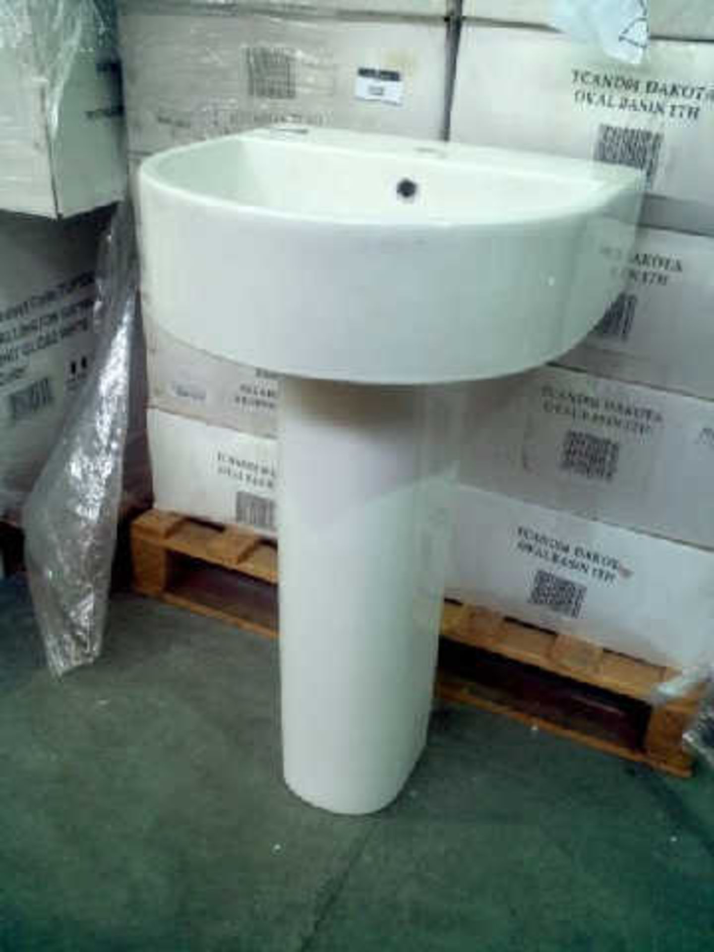 4 BRAND NEW BOXED DAKOTA OVAL BASINS WITH PEDESTALS