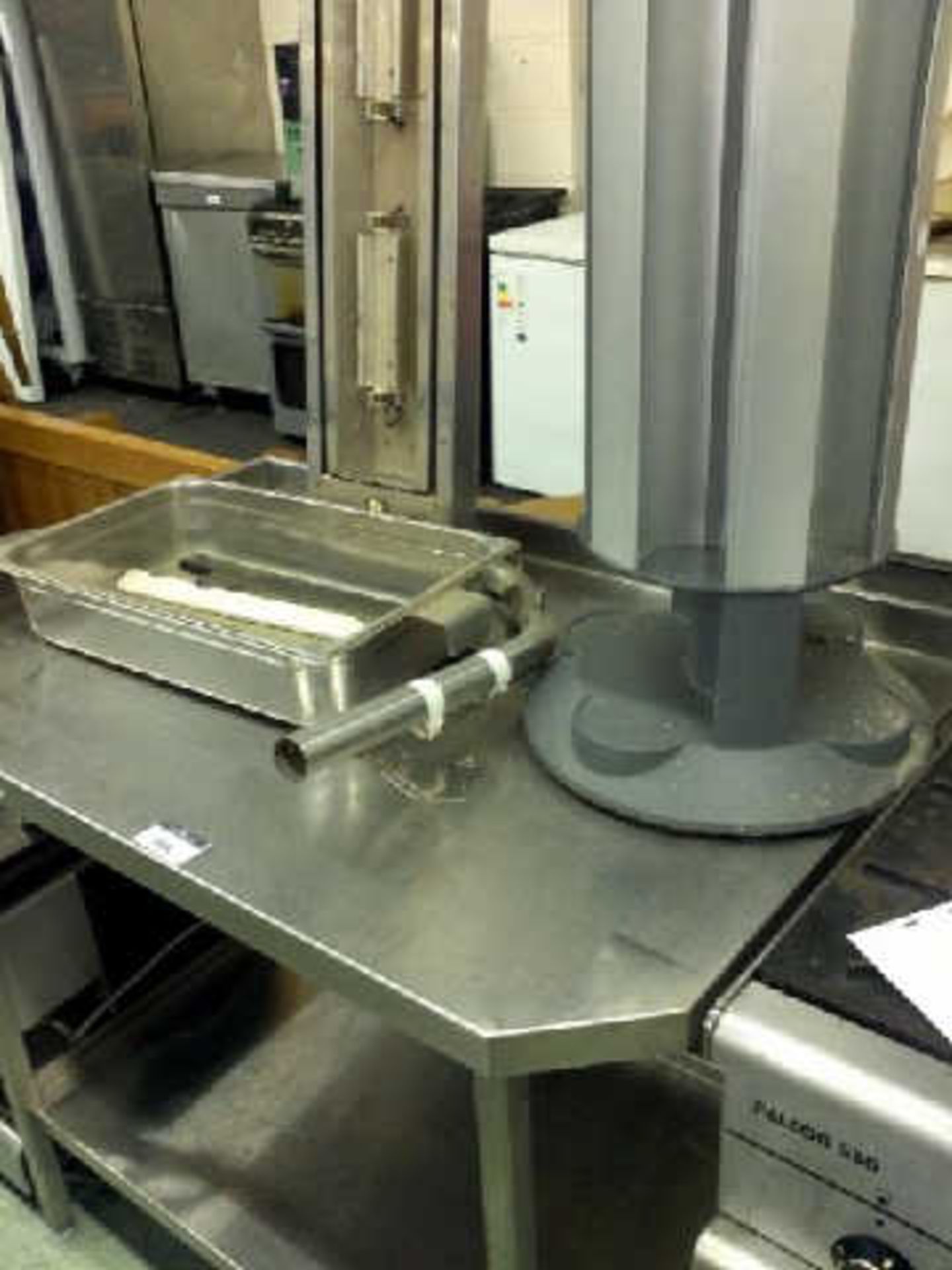 STAINLESS STEEL WORK TABLE, TWO CHAFIN TRAYS, LOCKHART CUP DISPENSER & OVERHEAD LIGHT UNIT