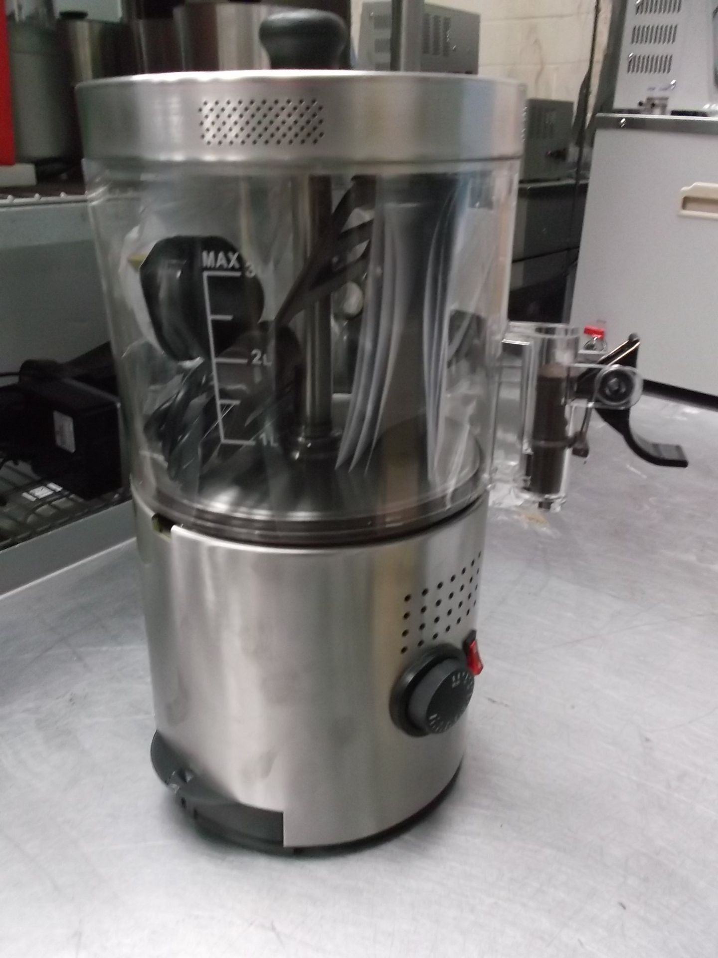 Hot Chocolate Dispenser with Stirrer (New Boxed)

Heated 

Heat Control - Image 2 of 6