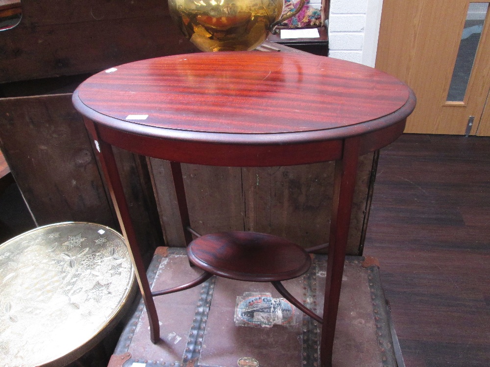 An Edwardian mahogany occasional table having oval top and slender legs