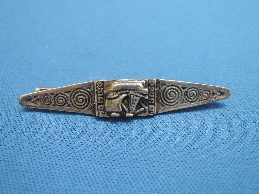 A white metal bar brooch of Gaelic/Celtic design having inscription `Poue d` ho miro`