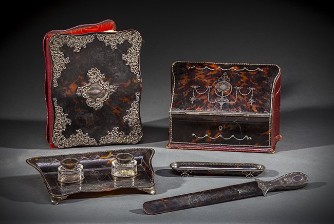 EDWARDIAN SILVER AND PIQUE TORTOISESHELL DESK SET Late 19th century Comprised of a slant front