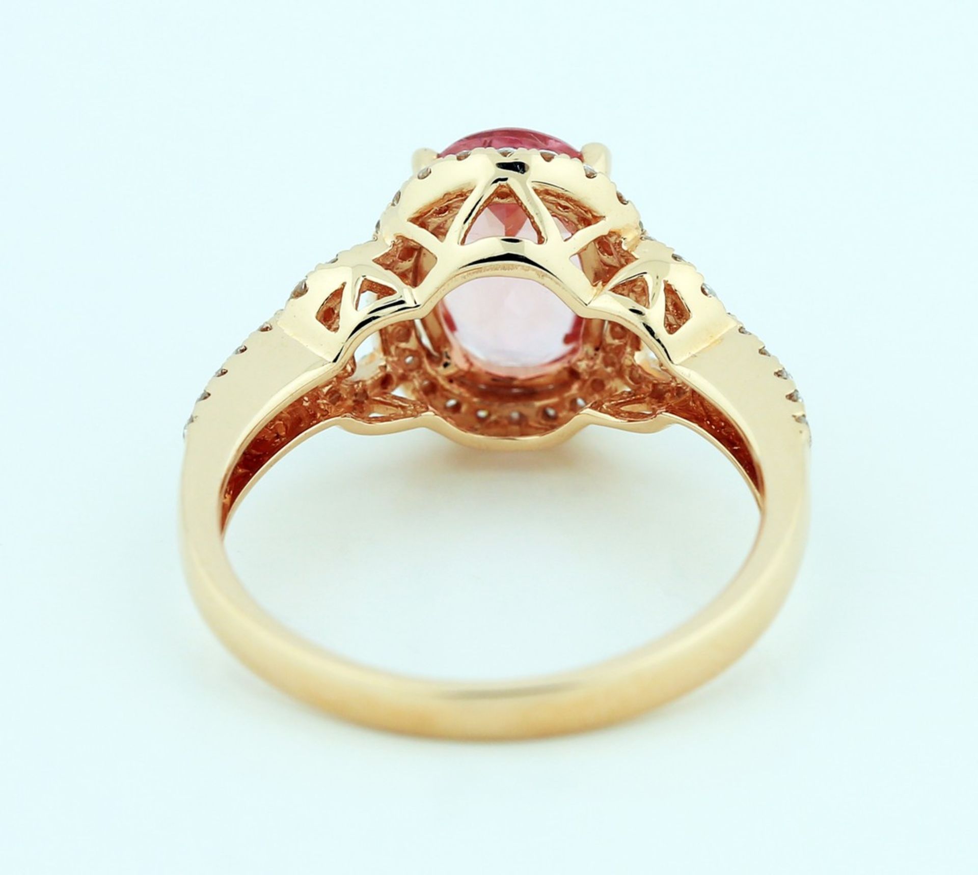 SPINEL AND DIAMOND RING Spinel and Diamond Ring Centering an oval-cut pink spinel weighing - Image 3 of 4