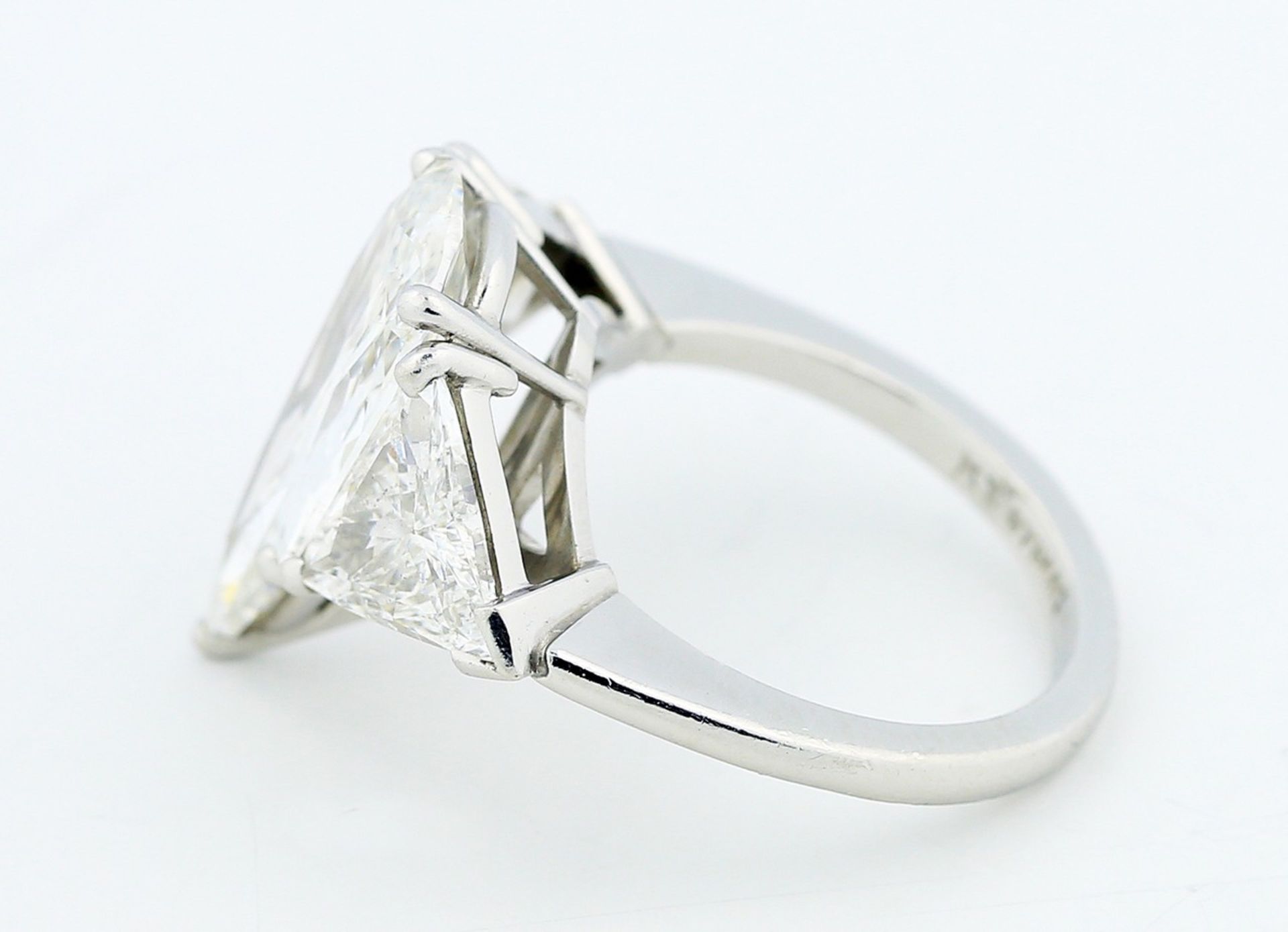 4.01 CARAT DIAMOND PLATINUM RING Centered by a pear-shaped diamond weighing 4.01 carats, flanked - Image 4 of 4