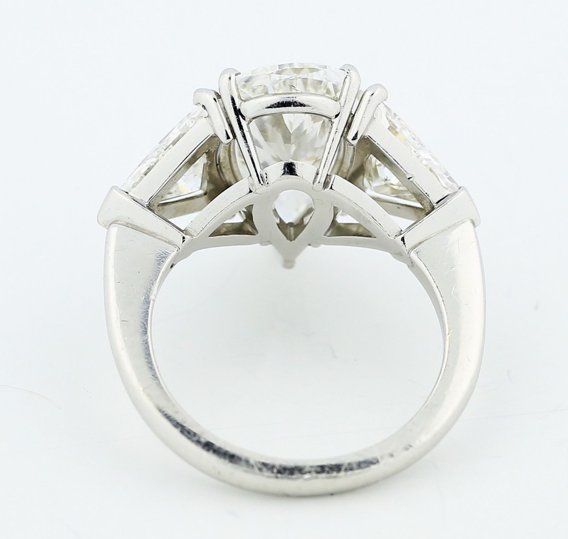4.01 CARAT DIAMOND PLATINUM RING Centered by a pear-shaped diamond weighing 4.01 carats, flanked - Image 3 of 4