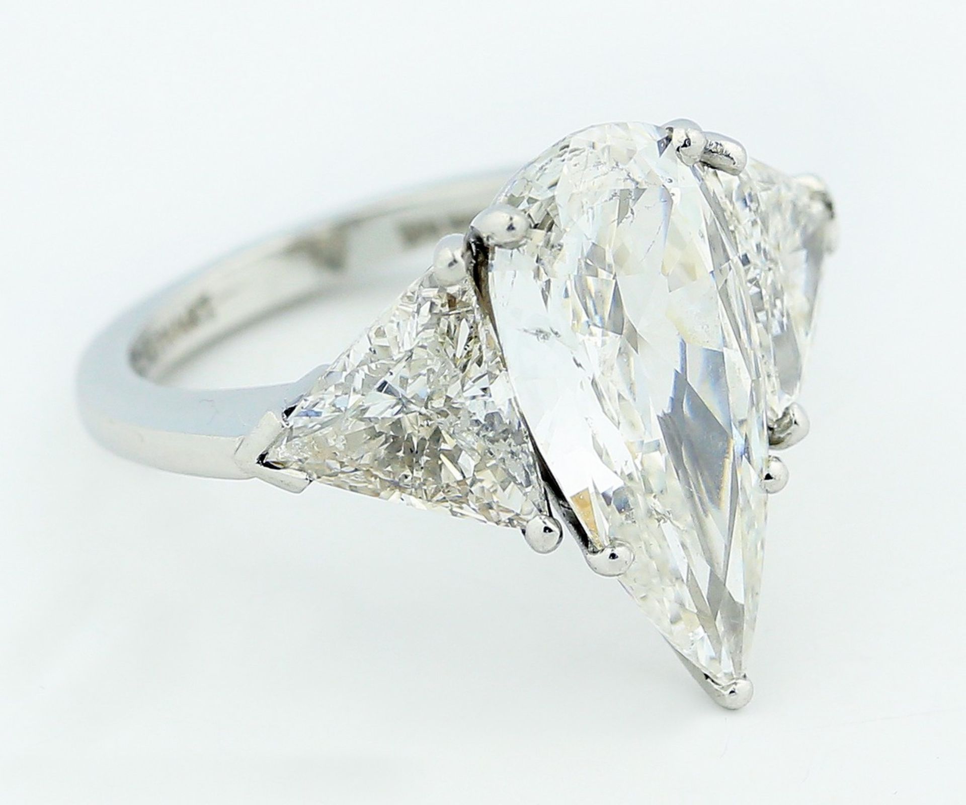 4.01 CARAT DIAMOND PLATINUM RING Centered by a pear-shaped diamond weighing 4.01 carats, flanked - Image 2 of 4