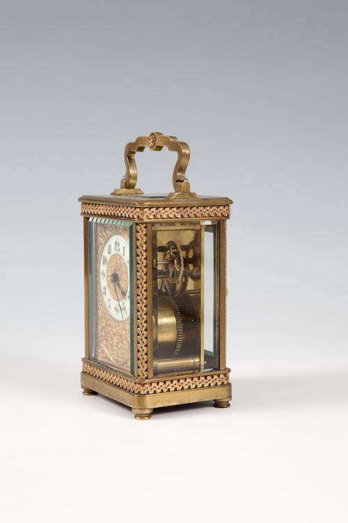 A FRENCH GILT BRASS CARRIAGE CLOCK, c.1900 contained within leather travelling case, the five-