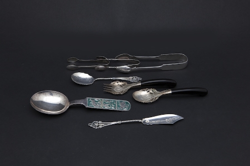 A MISCELLANEOUS COLLECTION OF SILVER AND WHITE METAL, comprising sugar nips, spoons, a butter knife,