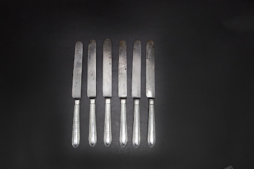 A SET OF SIX BEAD PATTERN SILVER HANDLED TABLE KNIVES, Sheffield marks to the collars, each with