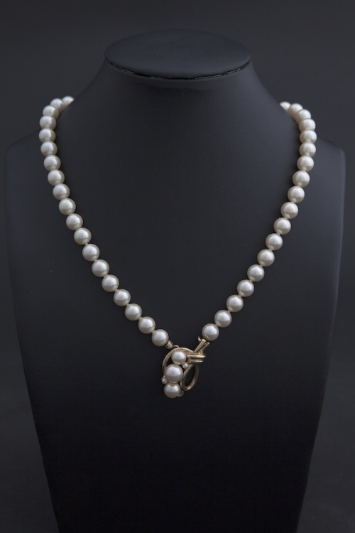 A single row of culture pearls, composed of continuous row of approx. 7mm cultured pearls, to a gilt