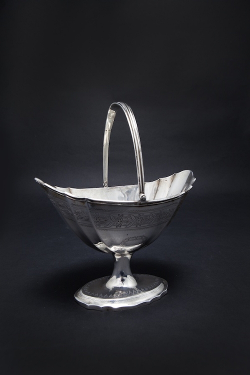 AN IRISH GEORGE III SWING-HANDLED SILVER SUGAR BOWL, Dublin 1802, no makers mark, the reeded swing