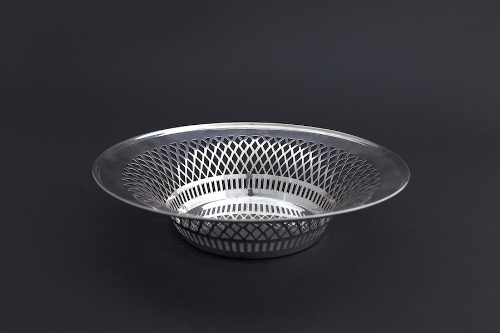 A CIRCULAR SILVER FRUIT BOWL, Birmingham 1907, with moulded up-turned rim, the downswept sides